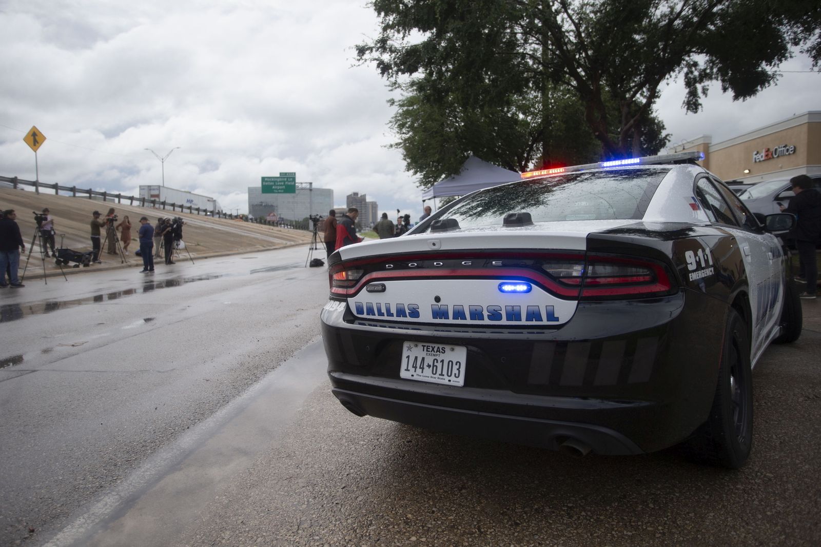 epa12402429 A Dallas Police car parked outside a press conference following a shooting at the United States Immigration and Customs Enforcement (ICE) Field Office, in Dallas, Texas, USA, 24 September 2025. At least two people were killed, the Dallas Police confirmed. According to the US Homeland Security secretary, the shooter also died from 'a self-inflicted gunshot wound'  EPA/DANIEL MCGREGOR HUYER