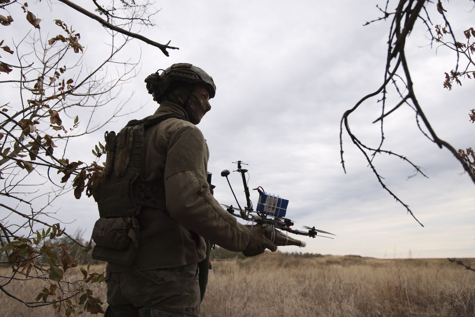 epa12407612 A picture made available on 26 September 2025 shows Ukrainian servicemen working with FPV drones at an undisclosed location near the frontline in the Zaporizhzhia region, Ukraine, 25 September 2025, amid the ongoing Russian invasion.  EPA/OLEG MOVCHANIUK