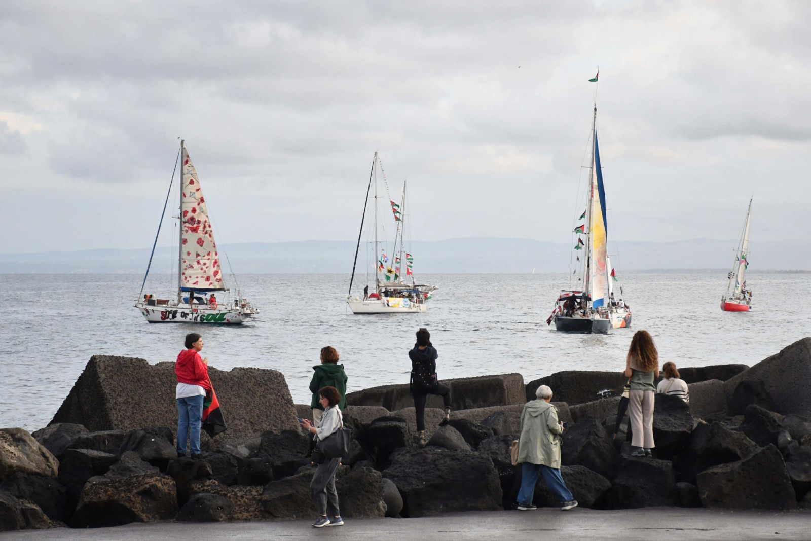 epa12410895 A flotilla of boats leaves the port of San Giovanni Li Cuti in Catania, Sicily, southern Italy, 27 September 2025. The Freedom Flotilla Coalition (FFC) and Thousand Madleens to Gaza (TMTG) announced the launch of a flotilla to Gaza of 10 boats from Catania, with dozens on board.  EPA/ORIETTA SCARDINO
