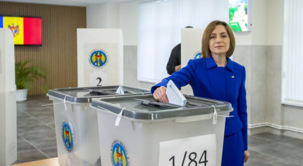 epa12411983 Moldova's President Maia Sandu casts her ballot at a polling station in Chisinau, Moldova, 28 September 2025. Moldova holds parliamentary elections on 28 September, in a high-stakes vote that will determine whether the country continues on its pro-European path.  EPA/DUMITRU DORU