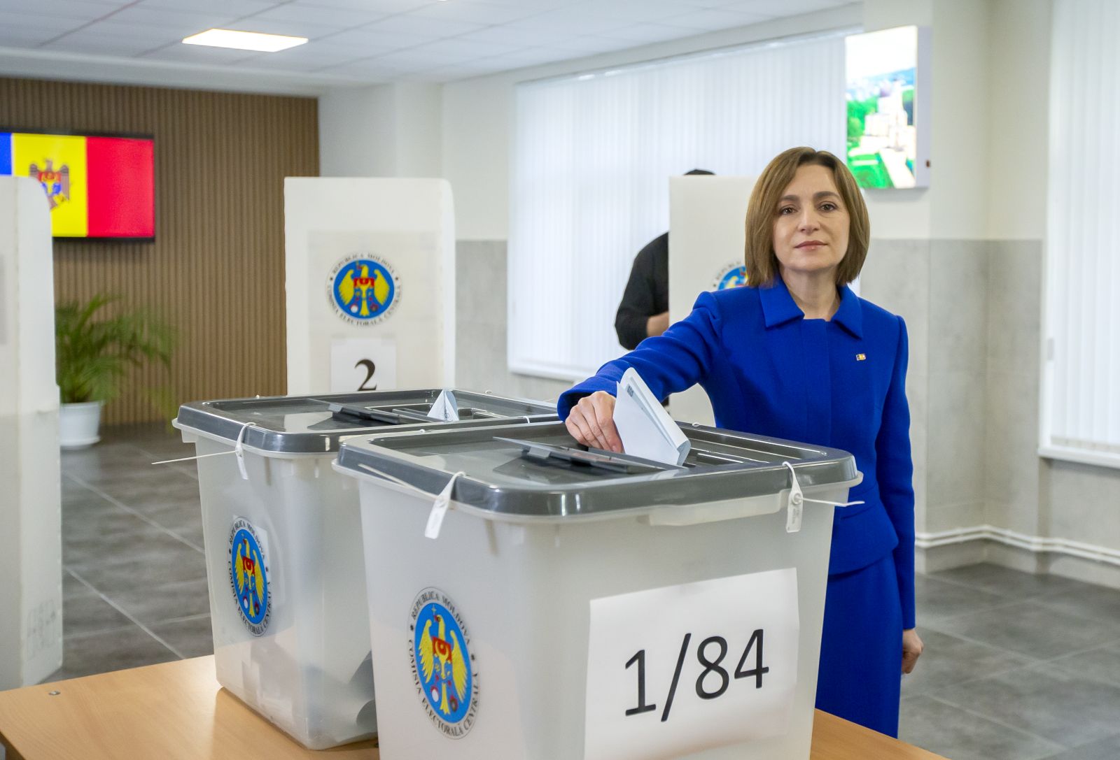 epa12411983 Moldova's President Maia Sandu casts her ballot at a polling station in Chisinau, Moldova, 28 September 2025. Moldova holds parliamentary elections on 28 September, in a high-stakes vote that will determine whether the country continues on its pro-European path.  EPA/DUMITRU DORU
