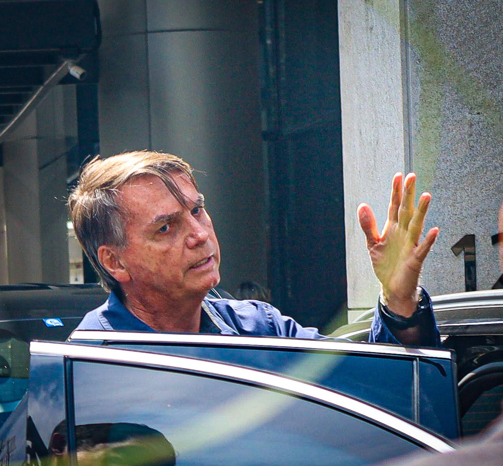 Sao Paulo SP - 09/15/2023 - Jair/Bolsonaro/Receive/Discharge/From/Hospital Sao PauloSP - 09/15/2023 - Jair/Bolsonaro/Recebe/Alta/Do/Hospital - Bolsonaro was discharged this Friday15, after undergoing two surgeries, one for a deviated septum and the other another due to gastroesophageal reflux disease, the hospital is in the Itaim Bibi neighborhood, in the east zone of Sao Paulo SP. Photo: Gabriel Silva/ Ato Press Sao Paulo SP - 09/15/2023 - Jair/Bolsonaro/Receive/Discharge/From/Hospital Sao Paulo Brasil Copyright: xGabrielxSilva/AtoxPressx Photo: IMAGO/Gabriel Silva/Ato Press/IMAGOSTOCK&PEOPLE