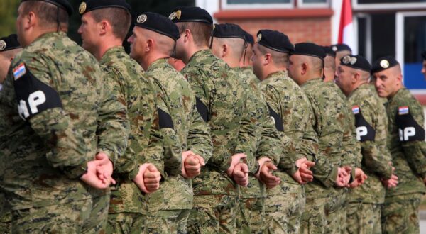 27.07.2022., Karlovac - Predsjednik Republike i vrhovni zapovjednik Oruzanih snaga Republike Hrvatske Zoran Milanovic sudjelovao je u vojarni 110. brigade Hrvatske vojske na svecanom ispracaju 1. hrvatskog kontingenta u sklopu aktivnosti ojacane budnosti NATO-a, u okviru borbene skupine pod vodstvom Madjarske, u Madjarsku. 
 Photo: Kristina Stedul Fabac/PIXSELL