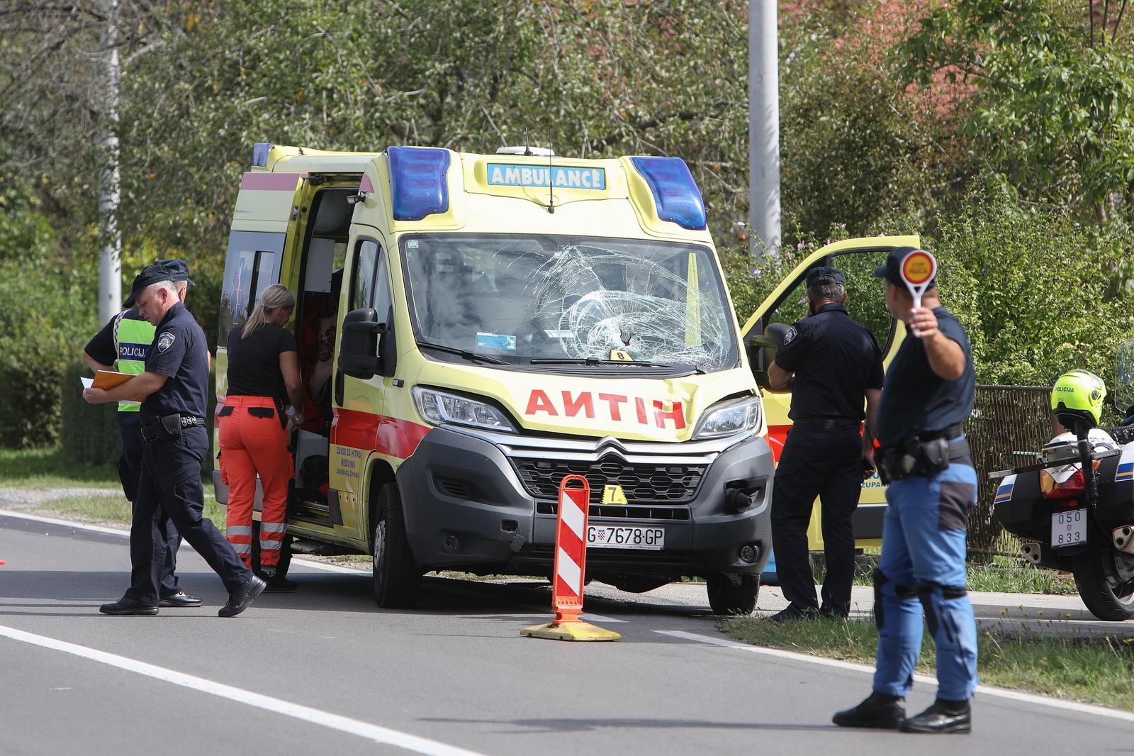 08.09.2025., Karlovac - U prometnoj nesreci koja se u  dogodila oko 10 sati u Zagrebackoj ulici poginula je pjesakinja. U nesreci je sudjelovalo  vozilo hitne pomoci, osobni automobil i pjesakinja koja je na mjestu preminula. Photo: Kristina Stedul Fabac/PIXSELL