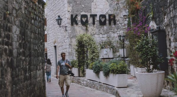 THEMENBILD - die historische Altstadt von Kotor ist Sehenswürdigkeit und Ausflugsziel für viele Touristen. Sie liegt in der Bucht von Kotor in der Nähe des Gebirgsmassivs Lovcen und seiner Kalksteinklippen, aufgenommen am 11. Juni 2023 in Kotor, Montenegro // the historic old town Kotor is a sight and a destination for many tourists. It is situated in a bay near the Lovcen mountain massif and its limestone cliffs, Kotor, Monetenegro on 2023/06/11. EXPA Pictures © 2023, PhotoCredit: EXPA/ Stefanie Oberhauser Photo: EXPA/ Stefanie Oberhauser/EXPA