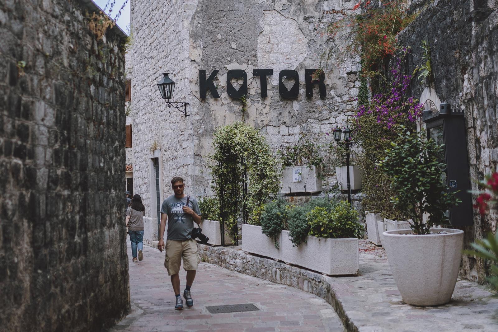 THEMENBILD - die historische Altstadt von Kotor ist Sehenswürdigkeit und Ausflugsziel für viele Touristen. Sie liegt in der Bucht von Kotor in der Nähe des Gebirgsmassivs Lovcen und seiner Kalksteinklippen, aufgenommen am 11. Juni 2023 in Kotor, Montenegro // the historic old town Kotor is a sight and a destination for many tourists. It is situated in a bay near the Lovcen mountain massif and its limestone cliffs, Kotor, Monetenegro on 2023/06/11. EXPA Pictures © 2023, PhotoCredit: EXPA/ Stefanie Oberhauser Photo: EXPA/ Stefanie Oberhauser/EXPA