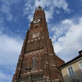 Landshut ist eine kreisfreie Stadt in Deutschland im süd-östlichen Bayern. Sie ist Sitz der Regierung von Niederbayern sowie Verwaltungssitz des Landkreises Landshut. Mit 75457 Einwohnern ist Landshut vor Passau die grösste Stadt Niederbayerns sowie nach Regensburg die zweitgrösste Stadt in Ostbayern. Im bayernweiten Vergleich der Einwohnerzahlen liegt sie auf Rang zehn. Foto: Kirche, Stiftsbasilika St. Martin in der Landshuter Altstadt bzw Innenstadt *** Landshut is an independent city in Germany in south-eastern Bavaria It is the seat of the government of Lower Bavaria and the administrative center of the Landshut district With 75457 inhabitants, Landshut is the largest city in Lower Bavaria, ahead of Passau, and the second largest c Photo: IMAGO/Manfred Segerer/IMAGOSTOCK&PEOPLE