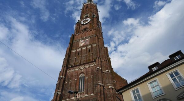 Landshut ist eine kreisfreie Stadt in Deutschland im süd-östlichen Bayern. Sie ist Sitz der Regierung von Niederbayern sowie Verwaltungssitz des Landkreises Landshut. Mit 75457 Einwohnern ist Landshut vor Passau die grösste Stadt Niederbayerns sowie nach Regensburg die zweitgrösste Stadt in Ostbayern. Im bayernweiten Vergleich der Einwohnerzahlen liegt sie auf Rang zehn. Foto: Kirche, Stiftsbasilika St. Martin in der Landshuter Altstadt bzw Innenstadt *** Landshut is an independent city in Germany in south-eastern Bavaria It is the seat of the government of Lower Bavaria and the administrative center of the Landshut district With 75457 inhabitants, Landshut is the largest city in Lower Bavaria, ahead of Passau, and the second largest c Photo: IMAGO/Manfred Segerer/IMAGOSTOCK&PEOPLE