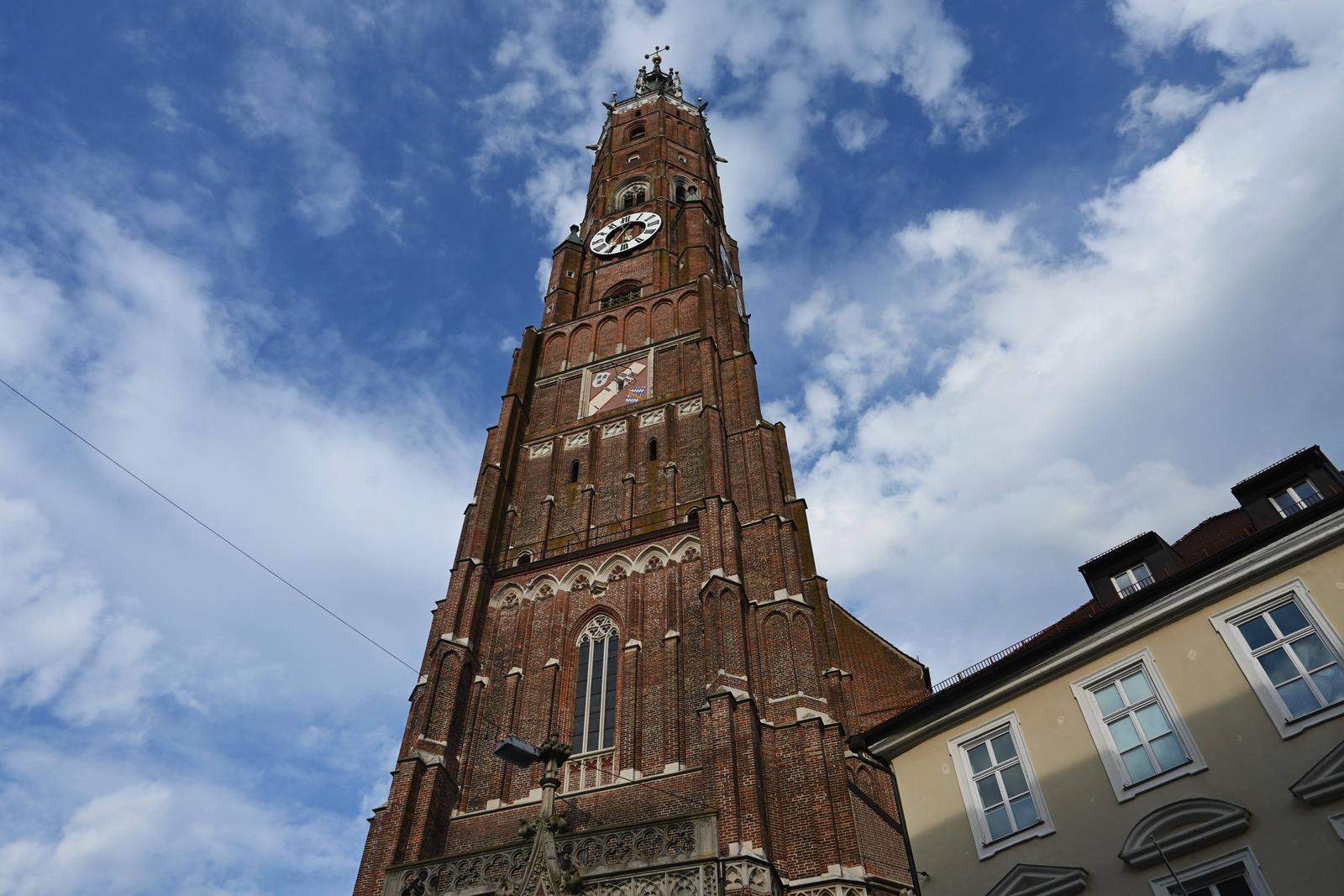 Landshut ist eine kreisfreie Stadt in Deutschland im süd-östlichen Bayern. Sie ist Sitz der Regierung von Niederbayern sowie Verwaltungssitz des Landkreises Landshut. Mit 75457 Einwohnern ist Landshut vor Passau die grösste Stadt Niederbayerns sowie nach Regensburg die zweitgrösste Stadt in Ostbayern. Im bayernweiten Vergleich der Einwohnerzahlen liegt sie auf Rang zehn. Foto: Kirche, Stiftsbasilika St. Martin in der Landshuter Altstadt bzw Innenstadt *** Landshut is an independent city in Germany in south-eastern Bavaria It is the seat of the government of Lower Bavaria and the administrative center of the Landshut district With 75457 inhabitants, Landshut is the largest city in Lower Bavaria, ahead of Passau, and the second largest c Photo: IMAGO/Manfred Segerer/IMAGOSTOCK&PEOPLE