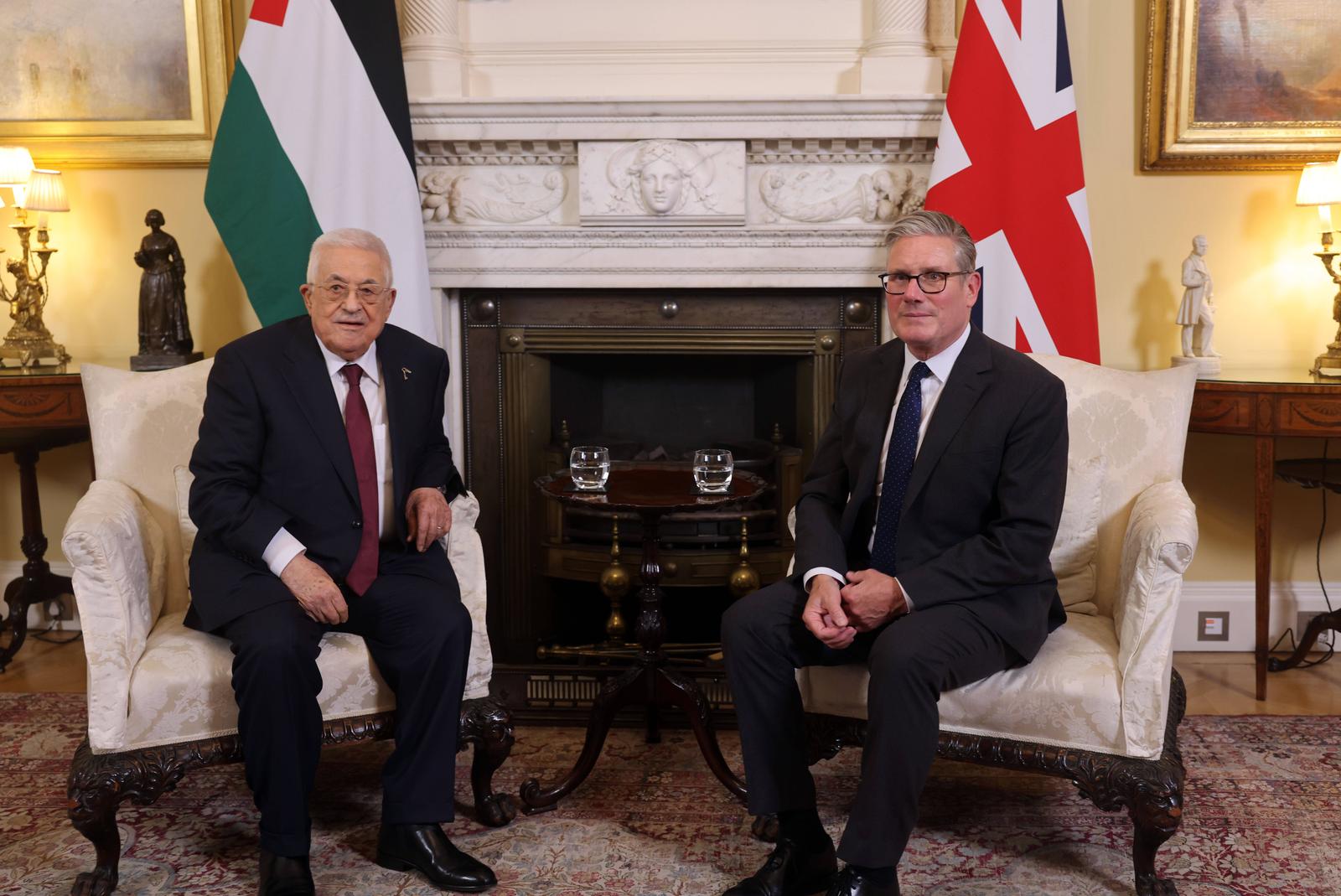 Palestinian President Mahmoud Abbas meets with British Prime Minister Starmer Palestinian President Mahmoud Abbas meets with British Prime Minister Starmer in London, United Kingdom, on September 8, 2025. Photo by Thaer Ganaim apaimages United Kingdom of Great Britain and Northern Ireland 080925_United-Kingdom_PPO_1_002 Copyright: xapaimagesxThaerxGanaimxxapaimagesx Photo: IMAGO/Thaer Ganaim  apaimages/IMAGOSTOCK&PEOPLE