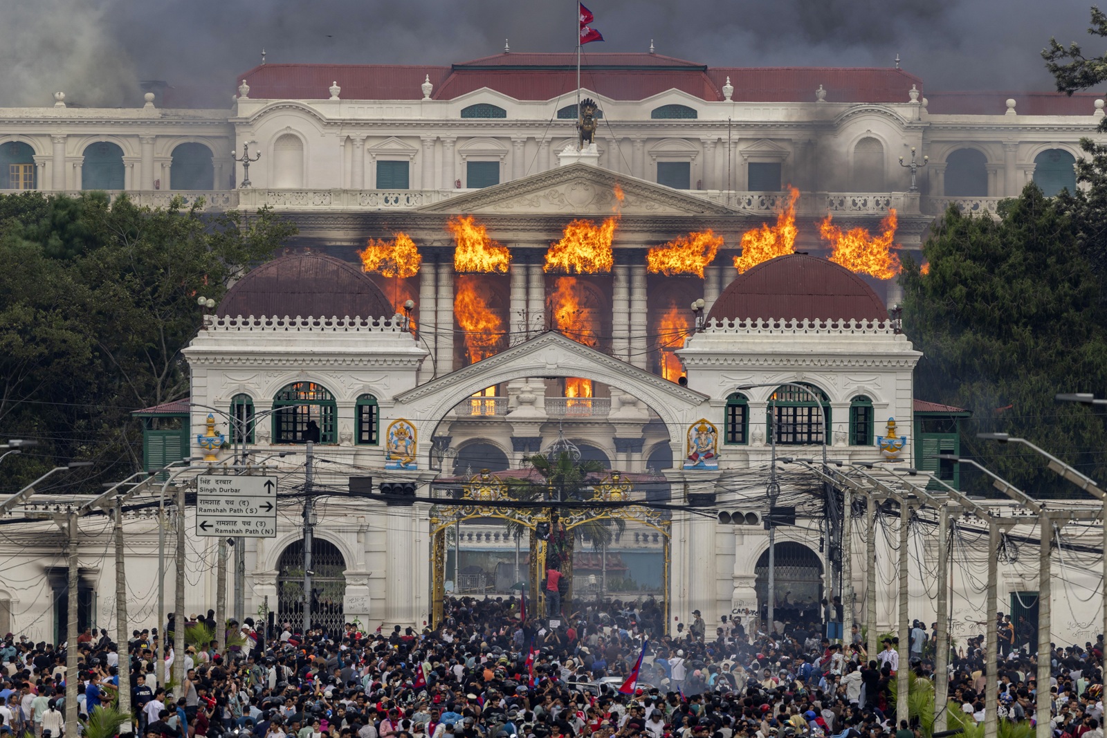 epa12364471 Fire and smoke rise from the Singha Durbar palace, which houses government and parliament buildings, after protesters stormed the premises during violent demonstrations in Kathmandu, Nepal, 09 September 2025. At least 19 people were killed and dozens injured on 08 September during demonstrations against corruption and a government social media ban.  EPA/NARENDRA SHRESTHA