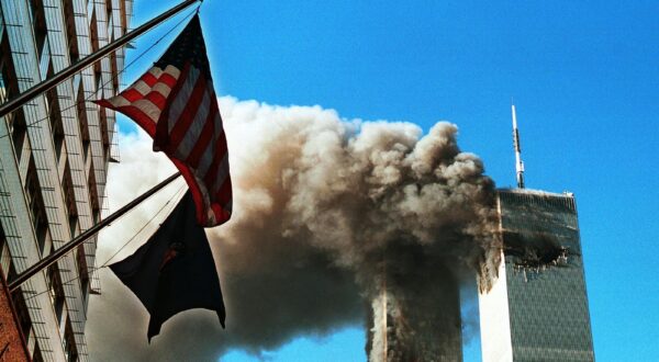 ARCHIVBILD, 20. Jahre 9/11, Anschlag auf das World Trade Center ARCHIVBILD - Am 11. September jähren sich die Terroranschläge auf das World Trade Center und das Pentagon zum 20. Mal. Knapp 3.000 Menschen starben bei den Attentaten des Al-Kaida Netzwerkes. Hier im Bild das World Trade Center steht nach dem Anschlag am 13.09.2001 mit zwei Flugzeugen in Flammen // September 11 marks the 20th anniversary of the terrorist attacks on the World Trade Center and the Pentagon. Almost 3,000 people died in the attacks by the al-Qaeda network. Here in the picture: the World Trade Center is in flames after the attack on 13.09.2001 with two airplanes. EXPA Pictures © 2021, PhotoCredit: EXPA/ laPresse/ Archivr"nr"n*****ATTENTION - for AUT, SUI, CRO, SLO only***** EXPA/ laPresse/ Archiv