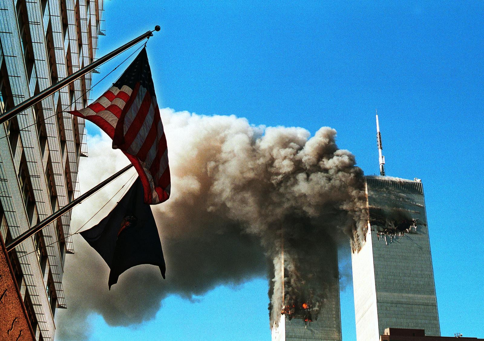 ARCHIVBILD, 20. Jahre 9/11, Anschlag auf das World Trade Center ARCHIVBILD - Am 11. September jähren sich die Terroranschläge auf das World Trade Center und das Pentagon zum 20. Mal. Knapp 3.000 Menschen starben bei den Attentaten des Al-Kaida Netzwerkes. Hier im Bild das World Trade Center steht nach dem Anschlag am 13.09.2001 mit zwei Flugzeugen in Flammen // September 11 marks the 20th anniversary of the terrorist attacks on the World Trade Center and the Pentagon. Almost 3,000 people died in the attacks by the al-Qaeda network. Here in the picture: the World Trade Center is in flames after the attack on 13.09.2001 with two airplanes. EXPA Pictures © 2021, PhotoCredit: EXPA/ laPresse/ Archivr"nr"n*****ATTENTION - for AUT, SUI, CRO, SLO only***** EXPA/ laPresse/ Archiv