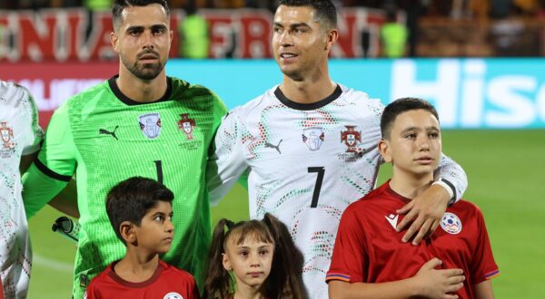 Cristiano Ronaldo and Diogo Costa of Portugal perform the national anthem before the World Cup Qualifying match between Armenia and Portugal at the Vazgen Sargsyan Republican Stadium on September 6, 2025 in Yerevan, Armenia. Yerevan Vazgen Sargsyan Republican Stadium, Charents street, Kentron, Yerevan, 0070, Armenia Armenia Copyright: xArturxStabulnieksx 1280479 Photo: IMAGO/Artur Stabulnieks/IMAGOSPORT