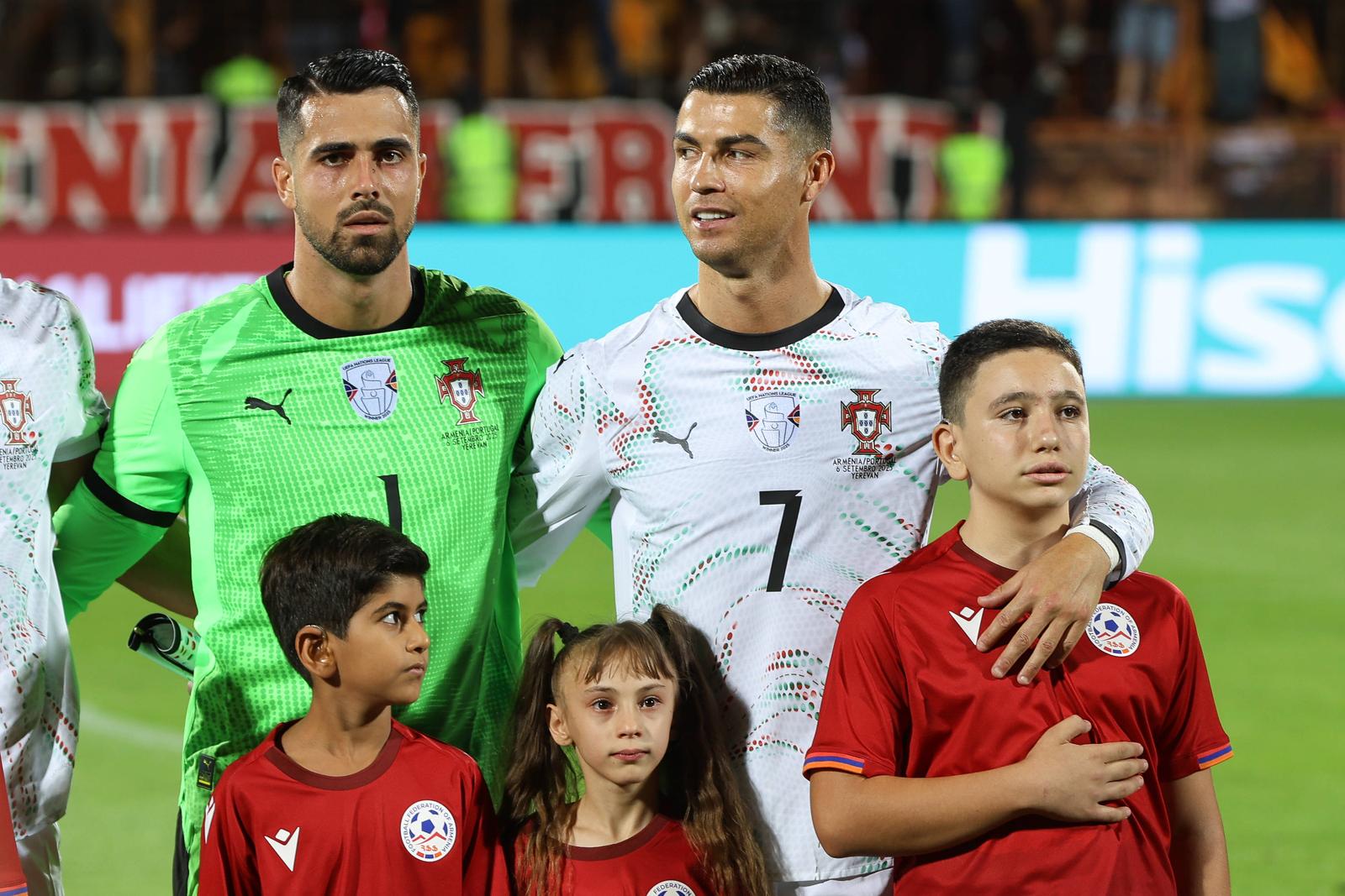 Cristiano Ronaldo and Diogo Costa of Portugal perform the national anthem before the World Cup Qualifying match between Armenia and Portugal at the Vazgen Sargsyan Republican Stadium on September 6, 2025 in Yerevan, Armenia. Yerevan Vazgen Sargsyan Republican Stadium, Charents street, Kentron, Yerevan, 0070, Armenia Armenia Copyright: xArturxStabulnieksx 1280479 Photo: IMAGO/Artur Stabulnieks/IMAGOSPORT