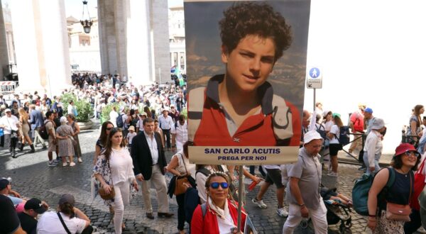Vatican City, Italy, September 7, 2025: Faithful with the banner of Carlo Cutis in the streets of St. Peter's. Eucharistic celebration presided over by the Holy Father Pope Leo XIV, rite of canonization of the Blessed Laymen Pier Giorgio Frassati and Carlo Acutis in St. Peter's Square. (Photo by marco iacobucci / ipa-agency.net/IPA/Sipa USA) Photo: IPA/SIPA USA