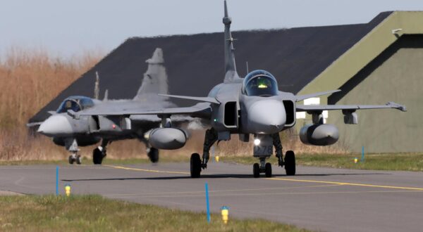 Kampfflugzeuge der schwedischen Luftwaffe vom Typ Saab JAS 39 Gripen auf dem niederländischen Militärflugplatz Leeuwarden Vliegbasis Leeuwarden während der NATO-Luftwaffenübung Ramstein Flag 2025. Kampfflugzeuge der schwedischen Luftwaffe vom Typ Saab JAS 39 Gripen auf dem niederländischen Militärflugplatz Leeuwarden Vliegbasis Leeuwarden während der NATO-Luftwaffenübung Ramstein Flag 2025. Leeuwarden Friesland Niederlande *** Swedish Air Force Saab JAS 39 Gripen fighter aircraft at the Dutch military airfield Leeuwarden Vliegbasis Leeuwarden during the NATO air force exercise Ramstein Flag 2025 Swedish Air Force Saab JAS 39 Gripen fighter aircraft at the Dutch military airfield Leeuwarden Vliegbasis Leeuwarden during the NATO air force Photo: IMAGO/Björn Trotzki/IMAGOSTOCK&PEOPLE