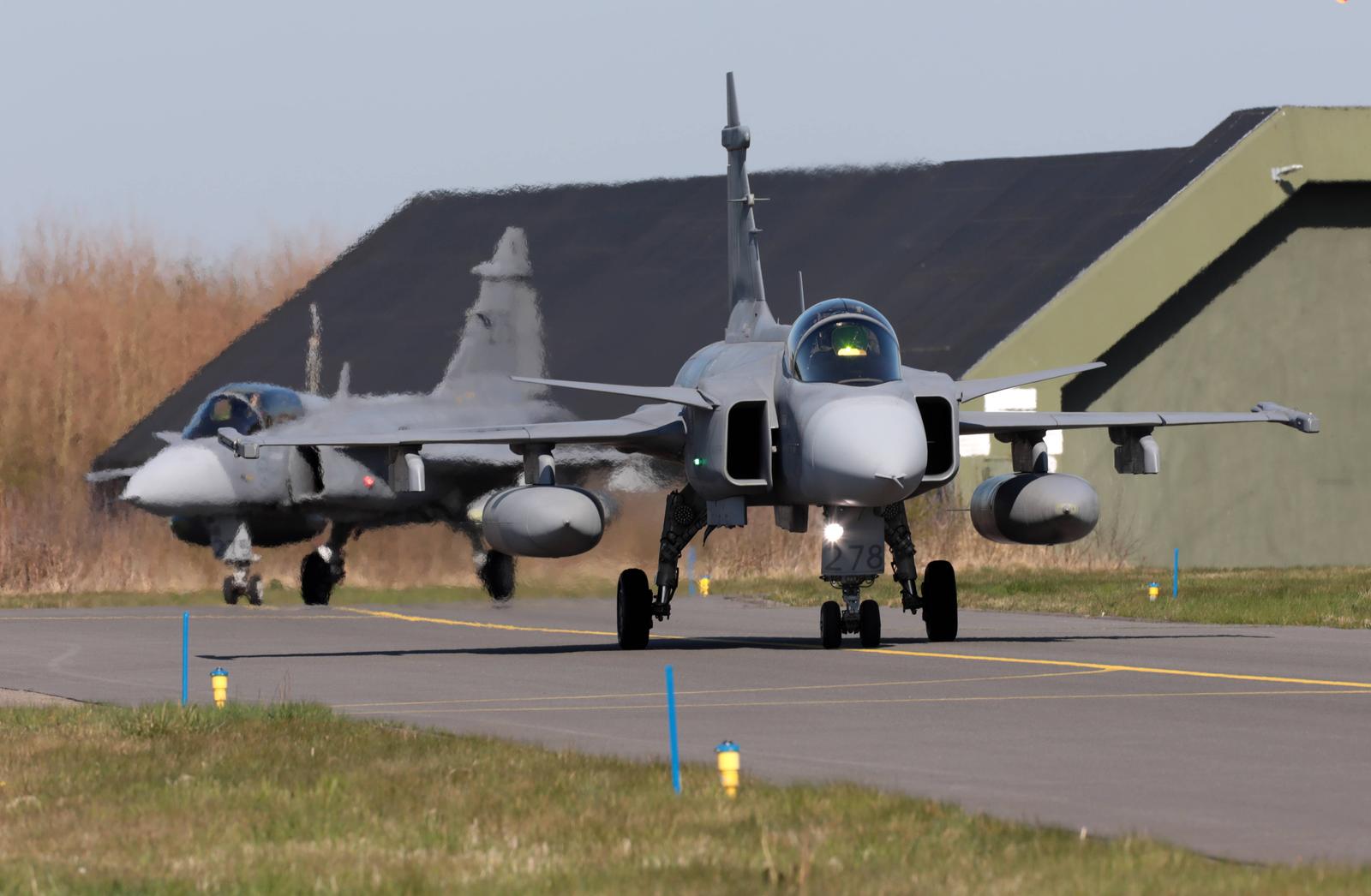 Kampfflugzeuge der schwedischen Luftwaffe vom Typ Saab JAS 39 Gripen auf dem niederländischen Militärflugplatz Leeuwarden Vliegbasis Leeuwarden während der NATO-Luftwaffenübung Ramstein Flag 2025. Kampfflugzeuge der schwedischen Luftwaffe vom Typ Saab JAS 39 Gripen auf dem niederländischen Militärflugplatz Leeuwarden Vliegbasis Leeuwarden während der NATO-Luftwaffenübung Ramstein Flag 2025. Leeuwarden Friesland Niederlande *** Swedish Air Force Saab JAS 39 Gripen fighter aircraft at the Dutch military airfield Leeuwarden Vliegbasis Leeuwarden during the NATO air force exercise Ramstein Flag 2025 Swedish Air Force Saab JAS 39 Gripen fighter aircraft at the Dutch military airfield Leeuwarden Vliegbasis Leeuwarden during the NATO air force Photo: IMAGO/Björn Trotzki/IMAGOSTOCK&PEOPLE