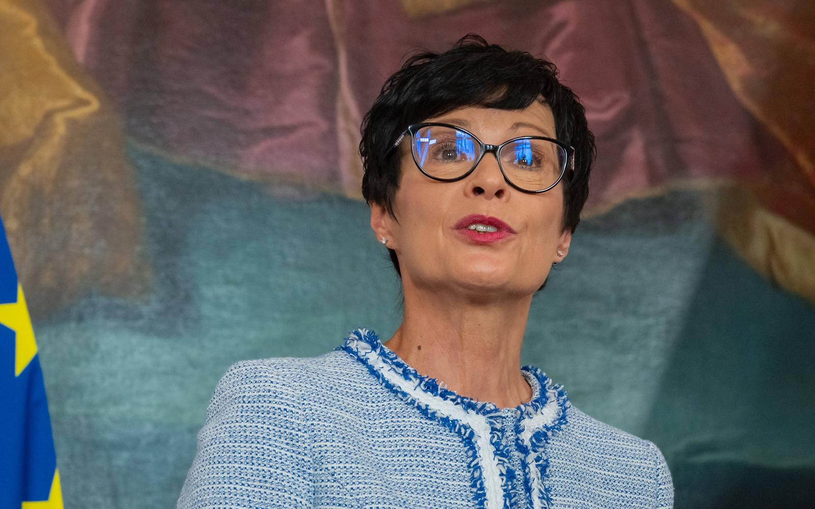 20250908 Doorstepp EU-Kommissarin Kos und Europaministerin Plakolm vor Arbeitsgespraech WIEN, OESTERREICH - 08. SEPTEMBER: EU-Kommissarin fuer Erweiterung, Oestliche Nachbarschaften und den Wiederaufbau der Ukraine Marta Kos Marko waehrend der Pressestatements anlaesslich ihres Arbeitsbesuchs bei OeVP Bundesministerin fuer Europa, Integration und Familie Claudia Plakolm im Leopold-Figl-Saal des Bundeskanzleramts am 08. September 2025 in Wien, Oesterreich. 250908_SEPA_17_021 Copyright: xIsabellexOuvrardx SEPAxMedia Photo: IMAGO/Isabelle Ouvrard/IMAGOSTOCK&PEOPLE