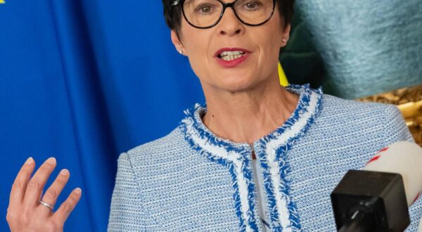 20250908 Doorstepp EU-Kommissarin Kos und Europaministerin Plakolm vor Arbeitsgespraech WIEN, OESTERREICH - 08. SEPTEMBER: EU-Kommissarin fuer Erweiterung, Oestliche Nachbarschaften und den Wiederaufbau der Ukraine Marta Kos Marko waehrend der Pressestatements anlaesslich ihres Arbeitsbesuchs bei OeVP Bundesministerin fuer Europa, Integration und Familie Claudia Plakolm im Leopold-Figl-Saal des Bundeskanzleramts am 08. September 2025 in Wien, Oesterreich. 250908_SEPA_17_017 Copyright: xIsabellexOuvrardx SEPAxMedia Photo: IMAGO/Isabelle Ouvrard/IMAGOSTOCK&PEOPLE