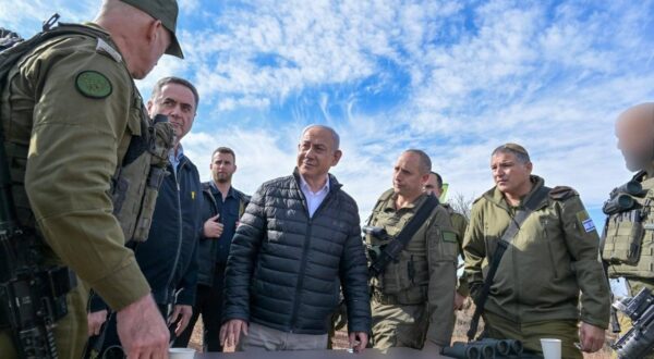 Prime Minister Benjamin Netanyahu and Minister of Defense Israel Katz visit the border with Syria, Prime Minister Benjamin Netanyahu and Minister of Defense Israel Katz visit the border with Syria, accompanied by the commander of the Northern Command Major General Ori Gordin and the 210th Division Commander Brigadier General Yair Plai, on December 08, 2024. Photo by Israeli Prime Minister apaimages Israel 091224_Israel_IPO_003 Copyright: xapaimagesxIsraelixPrimexMinisterxxapaimagesx Photo: IMAGO/Israeli Prime Minister  apaimages/IMAGOSTOCK&PEOPLE