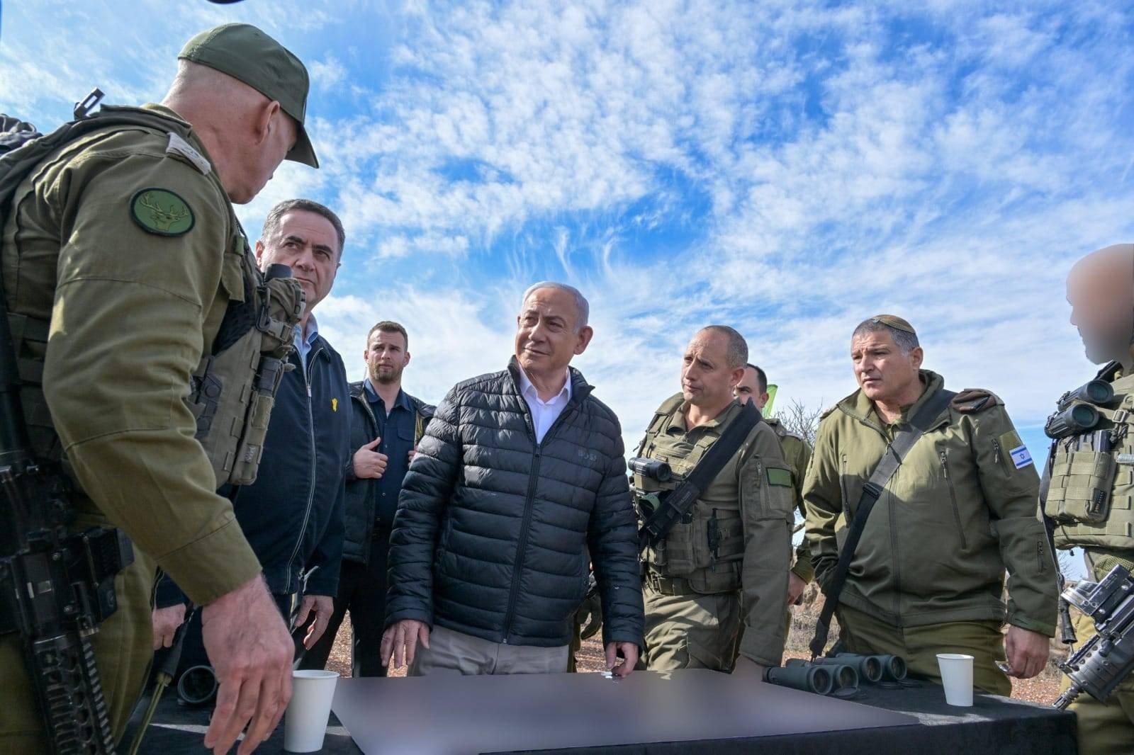Prime Minister Benjamin Netanyahu and Minister of Defense Israel Katz visit the border with Syria, Prime Minister Benjamin Netanyahu and Minister of Defense Israel Katz visit the border with Syria, accompanied by the commander of the Northern Command Major General Ori Gordin and the 210th Division Commander Brigadier General Yair Plai, on December 08, 2024. Photo by Israeli Prime Minister apaimages Israel 091224_Israel_IPO_003 Copyright: xapaimagesxIsraelixPrimexMinisterxxapaimagesx Photo: IMAGO/Israeli Prime Minister  apaimages/IMAGOSTOCK&PEOPLE