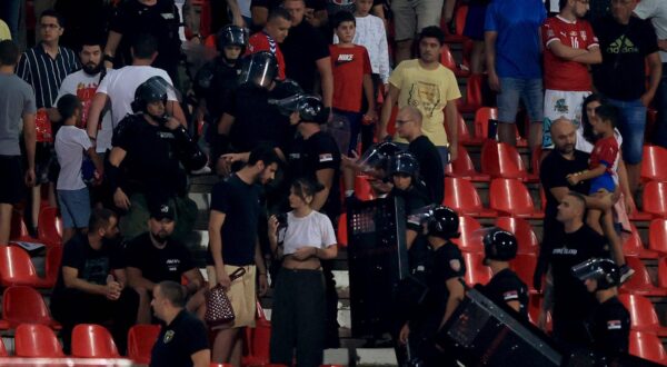 Nakon što je publika počela skandirati protiv Vučića, uletjeli su batinaši : Photo: IMAGO/Aleksandar Djorovic/IMAGOSPORT