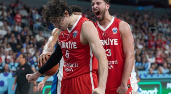 basketbols, basketball, Eurobasket 2025, Turkey, Greece Cedi Osman of Turkey, centre, and Alperen Sengun of Turkey react during Eurobasket 2025 semifinal game between Turkey and Greece in Riga, Latvia. 12.09.2025. Foto: Roman Koksarov Riga Latvia Copyright: xRomanxKoksarovx RKO05148.JPG Photo: IMAGO/Roman Koksarov/IMAGOSPORT