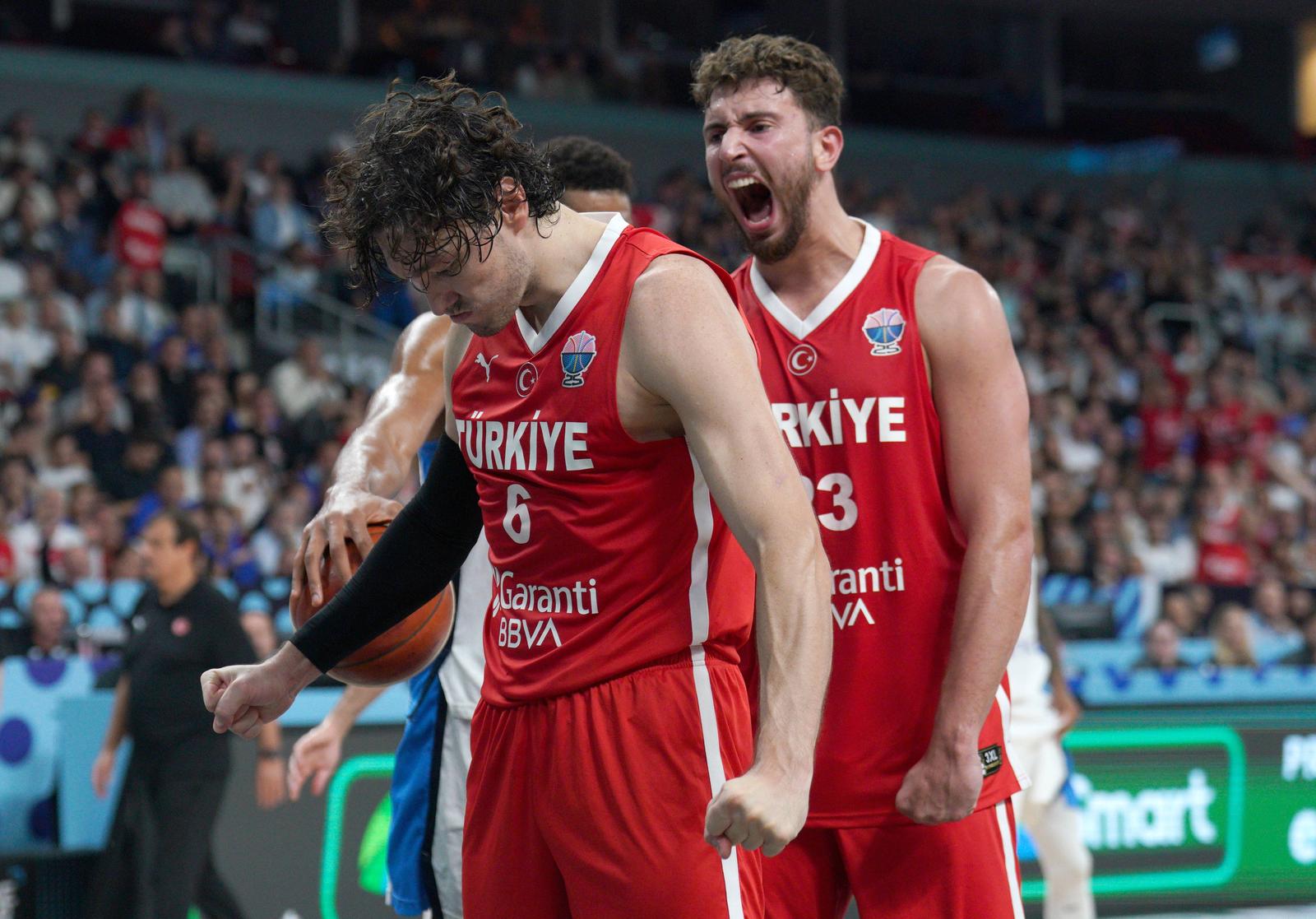 basketbols, basketball, Eurobasket 2025, Turkey, Greece Cedi Osman of Turkey, centre, and Alperen Sengun of Turkey react during Eurobasket 2025 semifinal game between Turkey and Greece in Riga, Latvia. 12.09.2025. Foto: Roman Koksarov Riga Latvia Copyright: xRomanxKoksarovx RKO05148.JPG Photo: IMAGO/Roman Koksarov/IMAGOSPORT