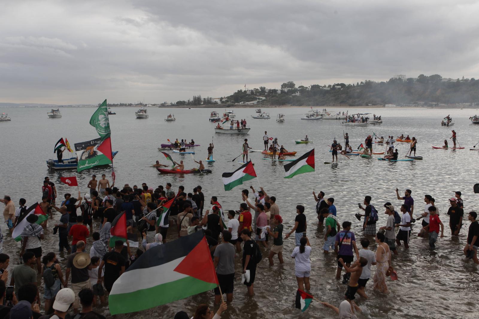 The announcement finally came shortly after 7 p.m., in a light rain and after several hours of waiting: the ships of the Global Sumud Flotilla will leave the port of Sidi Bou Said this Thursday morning. The departure, initially scheduled for yesterday evening, had to be postponed due to logistical constraints and adverse weather conditions. The members of the flotilla called on the international community to guarantee the safety of the ships and urged global civil society to actively support them at every stage of this maritime journey. A few meters from the quay, the atmosphere was electric. Thousands of young Tunisians, Algerians, Moroccans, Libyans, Mauritanians, and foreigners had gathered on the beach of Sidi Bou Said, singing songs Photo: IMAGO/Chokri Mahjoub/IMAGOSTOCK&PEOPLE