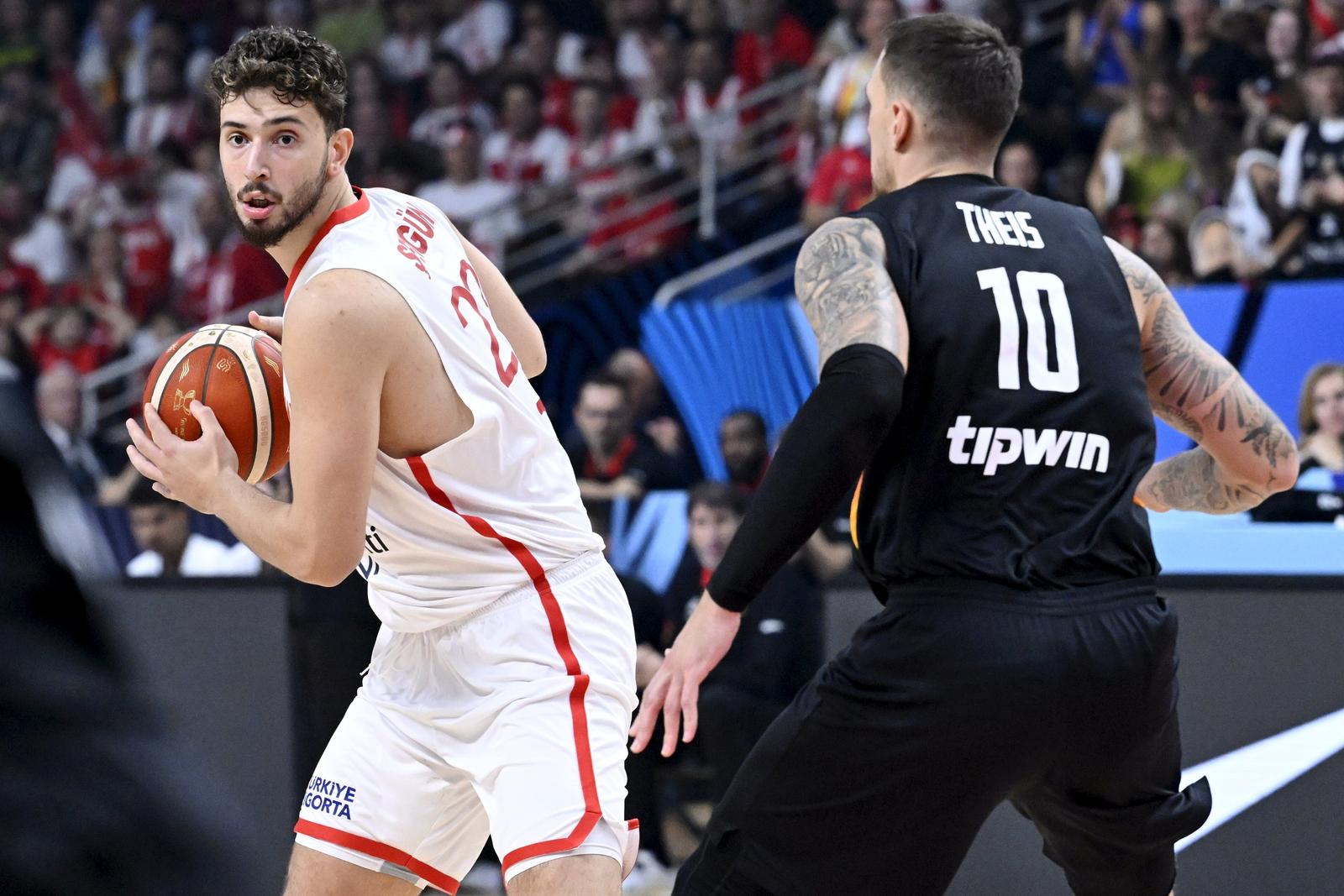 Alperen Sengun of Turkey (L) and Daniel Theis of Germany during the basketball final match between Turkey and Germany at the FIBA Eurobasket 2025 tournament in Riga, Latvia on September 14, 2025. (Photo by HEIKKI SAUKKOMAA/LEHTIKUVA/Sipa USA)    Photo: STT-Lehtikuva/SIPA USA