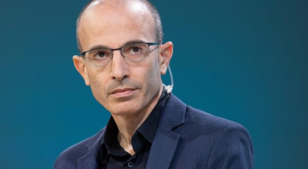 Buchmesse Frankfurt 2024 Der israelische Historiker und Bestseller-Autor Yuval Noah Harari stellt auf der Literaturbühne von ARD, ZDF und 3sat sein Buch Nexus vor. Buchmesse Frankfurt 2024., Frankfurt am Main Hessen Deutschland Messegelände *** Book Fair Frankfurt 2024 The Israeli historian and bestselling author Yuval Noah Harari presents his book Nexus on the literary stage of ARD, ZDF and 3sat Book Fair Frankfurt 2024 , Frankfurt am Main Hessen Germany Exhibition Grounds Photo: IMAGO/Jürgen Kessler/IMAGOSTOCK&PEOPLE