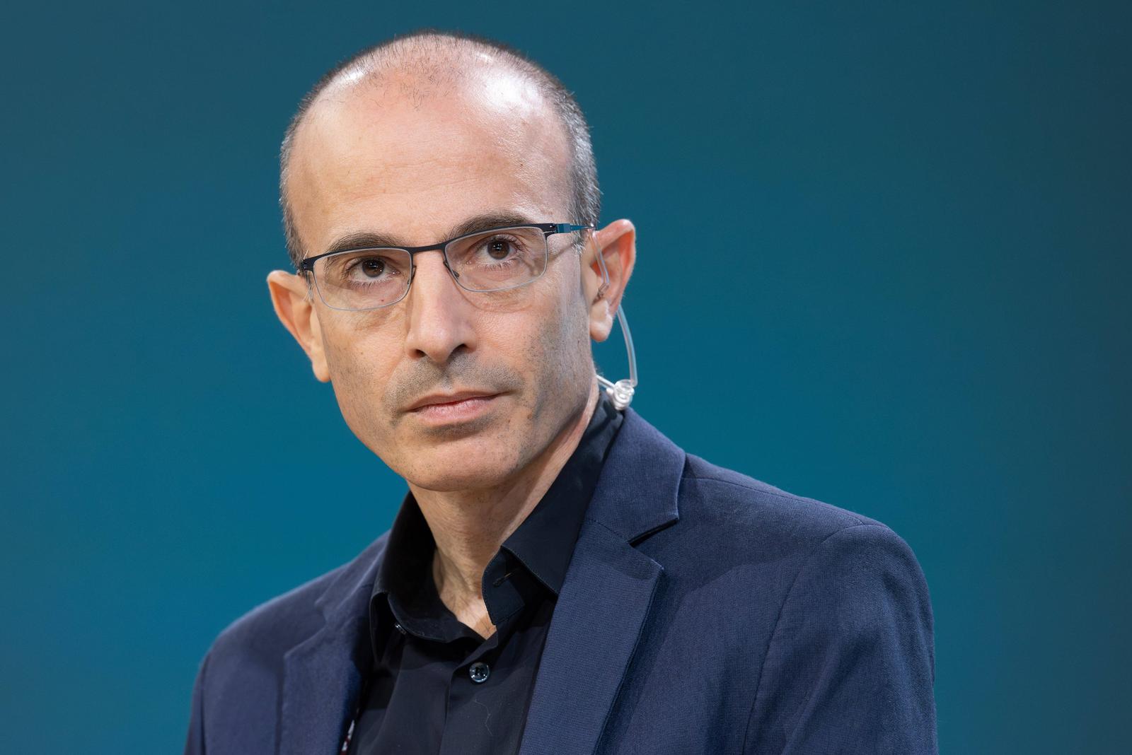 Buchmesse Frankfurt 2024 Der israelische Historiker und Bestseller-Autor Yuval Noah Harari stellt auf der Literaturbühne von ARD, ZDF und 3sat sein Buch Nexus vor. Buchmesse Frankfurt 2024., Frankfurt am Main Hessen Deutschland Messegelände *** Book Fair Frankfurt 2024 The Israeli historian and bestselling author Yuval Noah Harari presents his book Nexus on the literary stage of ARD, ZDF and 3sat Book Fair Frankfurt 2024 , Frankfurt am Main Hessen Germany Exhibition Grounds Photo: IMAGO/Jürgen Kessler/IMAGOSTOCK&PEOPLE