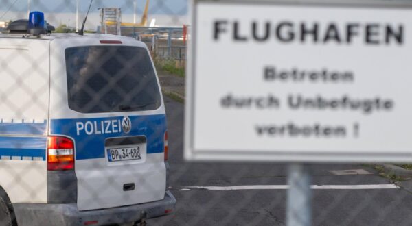 Schkeuditz - Nächste Abschiebung vom Flughafen Leipzig/Halle: Ferienflieger bringt Flüchtlinge zurück in den Irak 22.07.2025 gegen 7 Uhr Schkeuditz, Flughafen Leipzig/Halle Der nächste Abschiebeflug soll am Dienstagvormittag vom Flughafen Leipzig/Halle starten. Wie aus Polizeikreisen bekannt wurde, soll am Vormittag ein Flugzeug der türkischen Ferienflug-Gesellschaft Freebird in Richtung irakische Hauptstadt Bagdad abheben. An Bord mehrere Dutzend Flüchtlinge, die keinen gültigen Aufenthaltsstatus in Deutschland haben sollen. An Bord sind auch zahlreiche Migranten aus Sachsen, Sachsen-Anhalt und Thüringen sowie aus Niedersachsen. Mehrere Polizeikräfte brachten die Personen am Morgen an den Flughafen. Das Flugzeug soll noch am Vorm Copyright: xEHLxMedia/Erik-HolmxLanghofx 20250722_abschiebeflug-irak-leipzig_8 Photo: IMAGO/EHL Media/Erik-Holm Langhof/IMAGOSTOCK&PEOPLE