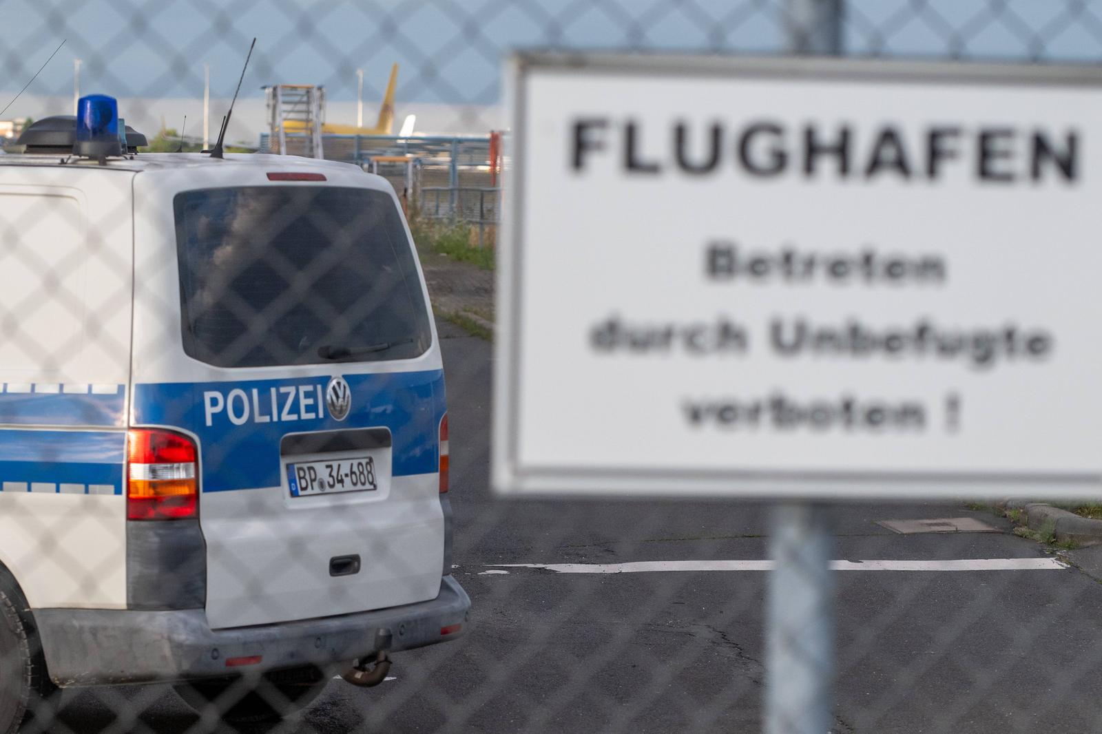 Schkeuditz - Nächste Abschiebung vom Flughafen Leipzig/Halle: Ferienflieger bringt Flüchtlinge zurück in den Irak 22.07.2025 gegen 7 Uhr Schkeuditz, Flughafen Leipzig/Halle Der nächste Abschiebeflug soll am Dienstagvormittag vom Flughafen Leipzig/Halle starten. Wie aus Polizeikreisen bekannt wurde, soll am Vormittag ein Flugzeug der türkischen Ferienflug-Gesellschaft Freebird in Richtung irakische Hauptstadt Bagdad abheben. An Bord mehrere Dutzend Flüchtlinge, die keinen gültigen Aufenthaltsstatus in Deutschland haben sollen. An Bord sind auch zahlreiche Migranten aus Sachsen, Sachsen-Anhalt und Thüringen sowie aus Niedersachsen. Mehrere Polizeikräfte brachten die Personen am Morgen an den Flughafen. Das Flugzeug soll noch am Vorm Copyright: xEHLxMedia/Erik-HolmxLanghofx 20250722_abschiebeflug-irak-leipzig_8 Photo: IMAGO/EHL Media/Erik-Holm Langhof/IMAGOSTOCK&PEOPLE
