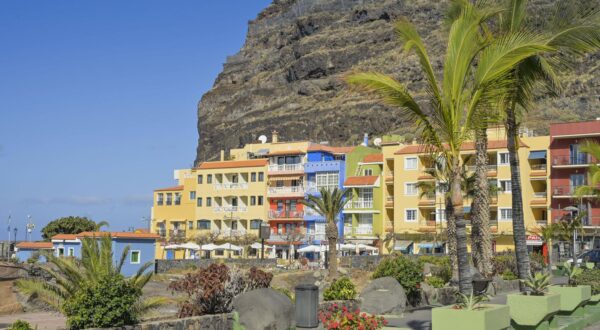 Bunte Häuser mit Ferienappartements, Puerto de Tazacorte, La Palma, Spanien *** Colorful houses with vacation apartments, Puerto de Tazacorte, La Palma, Spain Photo: IMAGO/Joko/IMAGOSTOCK&PEOPLE