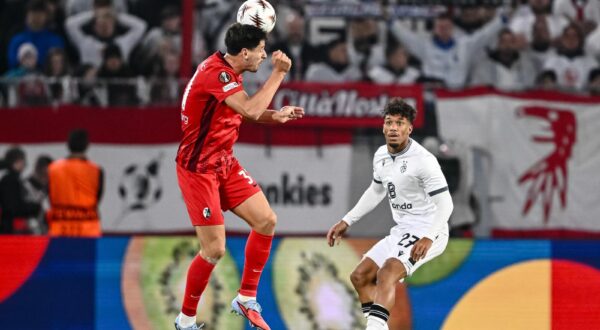 Igor Matanović (SC Freiburg) und Kevin Rüegg (FC Basel) battle for the ball during the UEFA Europa League 2025/26 League Phase MD1 match between SC Freiburg and FC Basel 1893 at Stadion am Wolfswinkel on September 24, 2025 in Freiburg, Germany.  (Photo by Harry Langer/DeFodi Images) Photo: Harry Langer/DeFodi Images/DEFODI