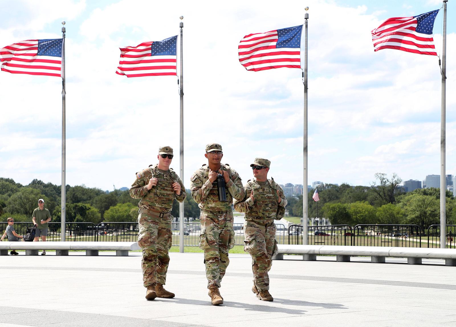 US National Guard to be trained with public order policing in USA Members of the US National Guard patrol near the Washington Monument in Washington, DC, USA, on August 25, 2025. US President Donald Trump signed an executive order on 25 August 2025 tasking his secretary of defense, Pete Hegseth, with establishing specialised units in the National Guard that will be specifically trained and equipped to deal with public order issues. Washington DC USA Copyright: xMatrixxImagesx/xGentxShkullakux Photo: IMAGO/Matrix Images / Gent Shkullaku/IMAGOSTOCK&PEOPLE