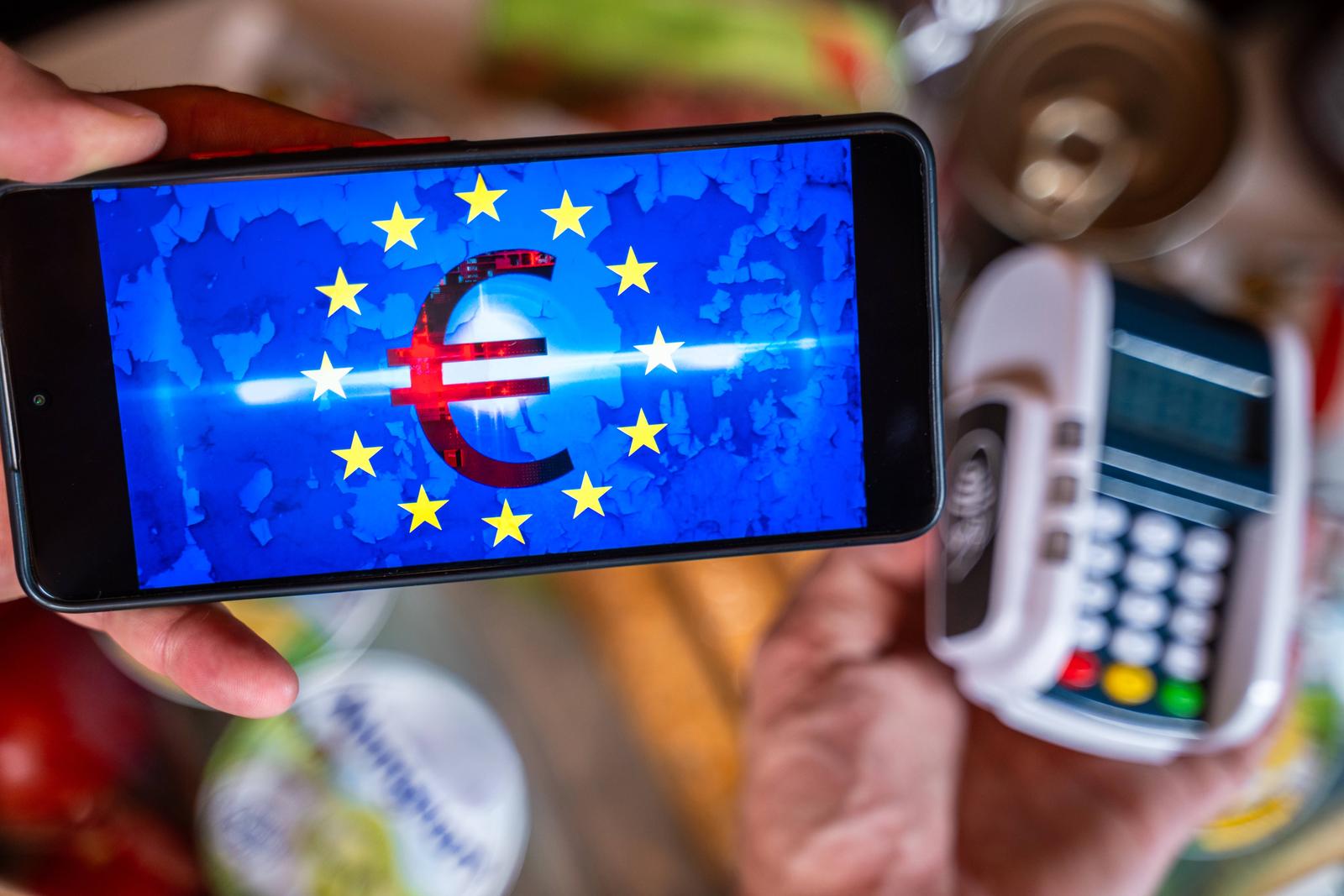 Bavaria, Germany - August 27, 2025: Digital euro - A customer pays for their purchase with the digital euro using a smartphone and card reader. Symbolic image for cashless transactions, modern financial technology, and digital central bank money.*** Digitaler Euro - Ein Kunde bezahlt seinen Einkauf mit dem digitalen Euro per Smartphone und Kartenlesegerät. Symbolbild für bargeldlose Transaktionen, moderne Finanztechnologie und digitales Zentralbankgeld Photo: IMAGO/Michael Bihlmayer/IMAGOSTOCK&PEOPLE