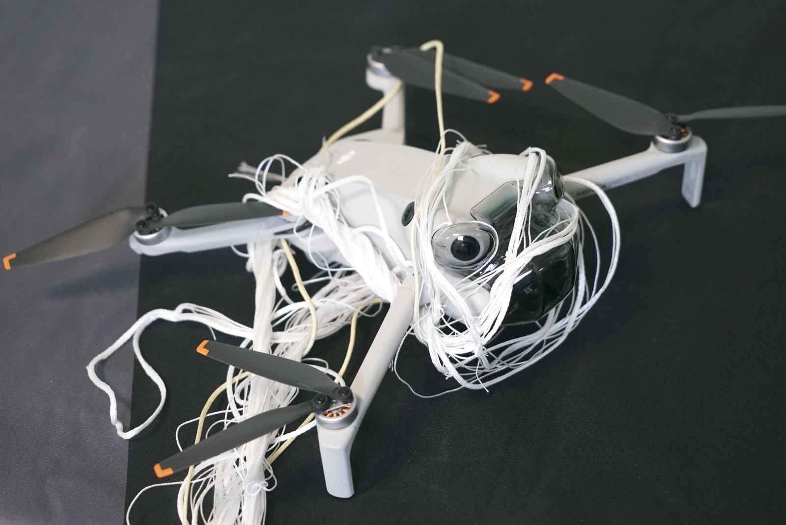 cntv Bundeswehrübung Red Storm Bravo Tag 2 - Präsentation der Drohnenabwehr und vierbeiniger Helfer 26.09.2025 Hamburg Die Bundeswehr praesentiert die Möglichkeiten der Drohnenabwehr durch Netze bzw. elektronische Stoergeraete die Drohnen zur Landung zwingen und vierbeinige Rototer die zur Erkundung eingesetzt werden , im Einsatz bei der Bundeswehruebung in Hamburg Red Storm Bravo in Hamburg vom 25.bis zum 27. September 2025 In Zusammenarbeit mit verschiedenen Organisationen Polizei und andre Hamburger Behoerden wurde im Hafen Gebiet ein fiktives NATO-Szenario geuebt, das eine Â vorbeugende Verlegung militärischer Kräfte an die Ostgrenze des NATO-Gebietes erfordert mit ca 500 Soldaten sind im Einsatz Hamburg Deutschland *** cntv Bu Photo: IMAGO/IMAGOSTOCK&PEOPLE