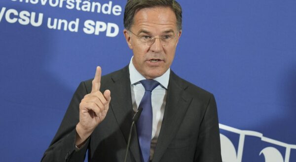 Franktionsklausur der Regierungsparteien CDU/CSU und SPD mit NATO Generalsekretaer Rutte NATO Generalsekreataer Mark Rutte warnt mit erhobenem Zeigefinger beim Statement vor dem Beginn der Fraktionsklausur von CDU/CSU und SPD, Wuerzburg, 28.08.2025 Wuerzburg Bayern Deutschland *** Caucus meeting of the governing parties CDU CSU and SPD with NATO Secretary General Rutte NATO Secretary General Mark Rutte warns with a raised index finger during the statement before the start of the caucus meeting of the CDU CSU and SPD, Wuerzburg, 28 08 2025 Wuerzburg Bavaria Germany Photo: IMAGO/IMAGOSTOCK&PEOPLE