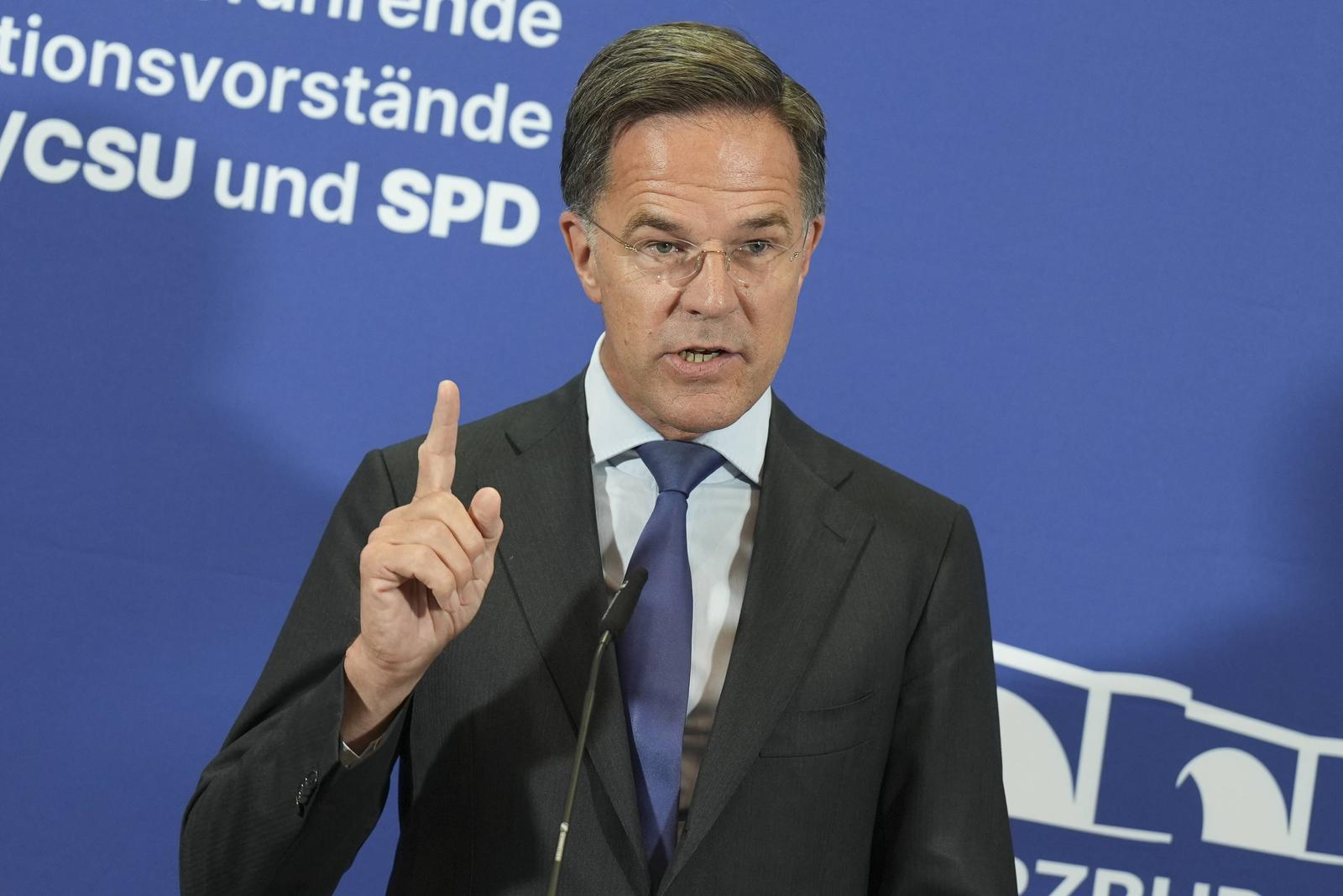 Franktionsklausur der Regierungsparteien CDU/CSU und SPD mit NATO Generalsekretaer Rutte NATO Generalsekreataer Mark Rutte warnt mit erhobenem Zeigefinger beim Statement vor dem Beginn der Fraktionsklausur von CDU/CSU und SPD, Wuerzburg, 28.08.2025 Wuerzburg Bayern Deutschland *** Caucus meeting of the governing parties CDU CSU and SPD with NATO Secretary General Rutte NATO Secretary General Mark Rutte warns with a raised index finger during the statement before the start of the caucus meeting of the CDU CSU and SPD, Wuerzburg, 28 08 2025 Wuerzburg Bavaria Germany Photo: IMAGO/IMAGOSTOCK&PEOPLE