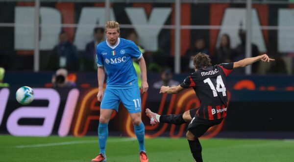 Milan, Italy, 28th September 2025. Luka Modric of AC Milan crosses the ball as Kevin De Bruyne of SSC Napoli looks on during the AC Milan vs Napoli Serie A match at Giuseppe Meazza, Milan. Picture credit should read: Jonathan Moscrop / Sportimage EDITORIAL USE ONLY. No use with unauthorised audio, video, data, fixture lists, club/league logos or live services. Online in-match use limited to 120 images, no video emulation. No use in betting, games or single club/league/player publications. SPI_019_JM_MILAN_NAPOLI SPI-4164-0019 Photo: IMAGO/Jonathan Moscrop/IMAGOSPORT