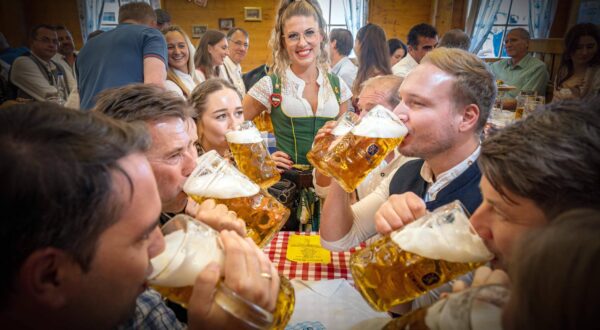 Bedienung Verena trägt 13 Maß Bier auf einmal im Schützenfestzelt auf dem Oktoberfest Wiesn in München / Datum: 25.09.2023 / *** Waitress Verena carries 13 measures of beer at once in the Schützenfest tent at the Oktoberfest Wiesn in Munich Date 25 09 2023 Photo: IMAGO/IMAGOSTOCK&PEOPLE
