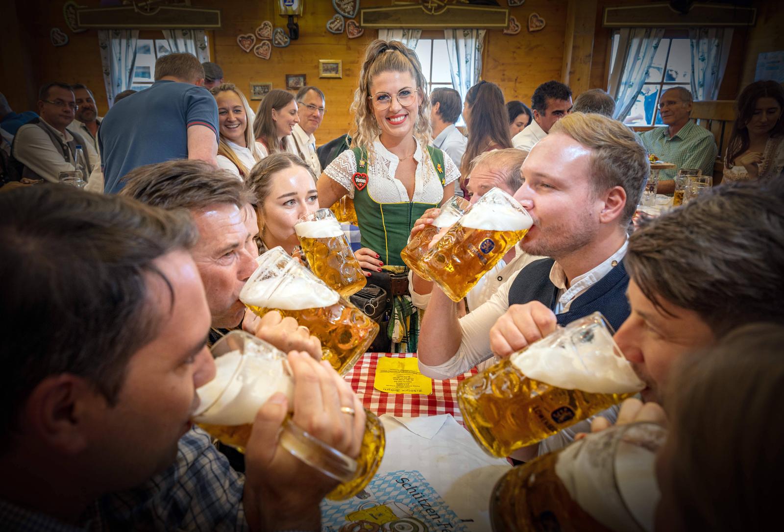 Bedienung Verena trägt 13 Maß Bier auf einmal im Schützenfestzelt auf dem Oktoberfest Wiesn in München / Datum: 25.09.2023 / *** Waitress Verena carries 13 measures of beer at once in the Schützenfest tent at the Oktoberfest Wiesn in Munich Date 25 09 2023 Photo: IMAGO/IMAGOSTOCK&PEOPLE
