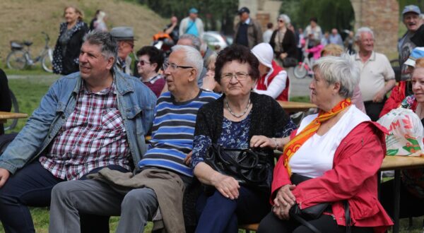 01.05.2022., Osijek - Grad Osijek organizirao je tradicionalnu podjelu graha. Grah su kuhali clanovi Udruge majstora kotlica Slavonije i Baranje a osjecki gradonacelnik Ivan Radic sudjelovao je u podjeli. Photo: Dubravka Petric/PIXSELL