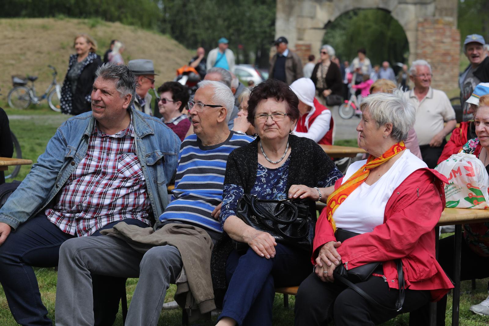 01.05.2022., Osijek - Grad Osijek organizirao je tradicionalnu podjelu graha. Grah su kuhali clanovi Udruge majstora kotlica Slavonije i Baranje a osjecki gradonacelnik Ivan Radic sudjelovao je u podjeli. Photo: Dubravka Petric/PIXSELL
