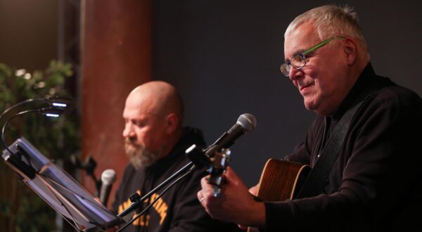 01.12.2024., Pula- 
Sajam knjige u Istri 
Poezija je pitanje srca
Predrag Lucic (priredio Damir Sodan): JUZNO DVORISTE 1-2 (Ex Libris)
Sudjeluju: Boris Dezulovic, Damir Sodan, Emir Imamovic Pirke
Glazbeni performans: Belai Band (Damir Sodan i Robert Grubic Gobbo) i Viva Prdez (Boris Dezulović i Zoran Predin) Photo: Srecko Niketic/PIXSELL