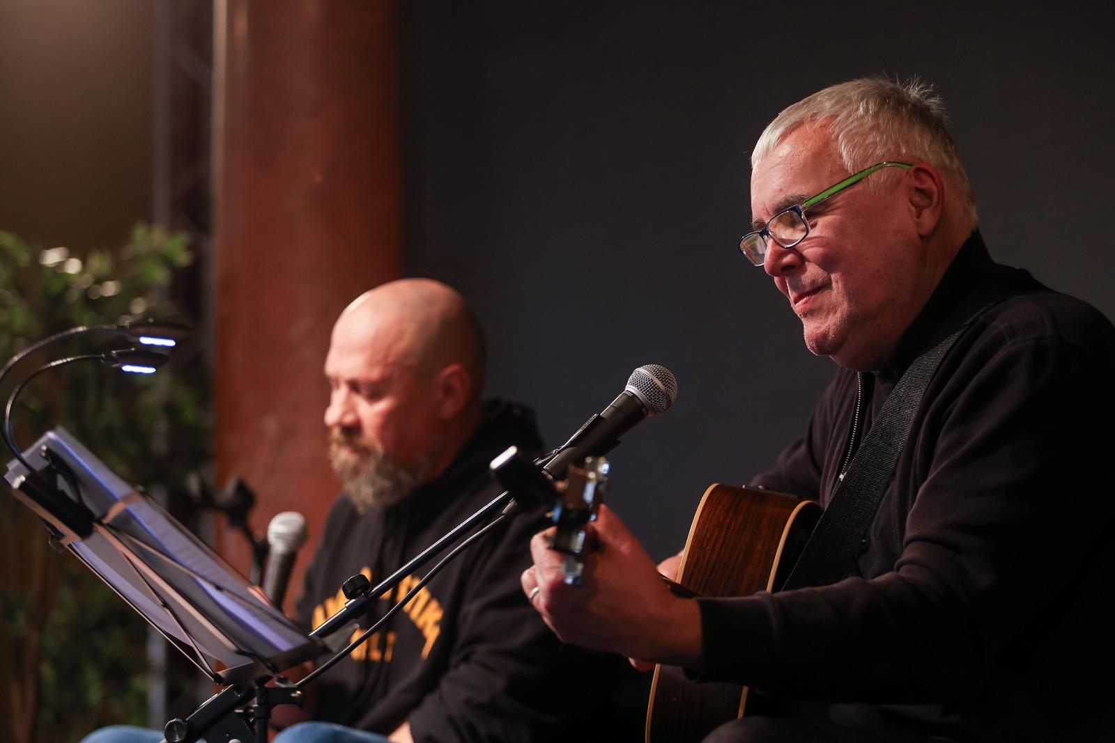 01.12.2024., Pula- 
Sajam knjige u Istri 
Poezija je pitanje srca
Predrag Lucic (priredio Damir Sodan): JUZNO DVORISTE 1-2 (Ex Libris)
Sudjeluju: Boris Dezulovic, Damir Sodan, Emir Imamovic Pirke
Glazbeni performans: Belai Band (Damir Sodan i Robert Grubic Gobbo) i Viva Prdez (Boris Dezulović i Zoran Predin) Photo: Srecko Niketic/PIXSELL