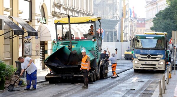 02.09.2025., Zagreb - Ljetni radovi u Teslinoj, koji su poceli zamjenom plinovodne mreze, polako se privode kraju pa je tako pocelo asfaltiranje kolnika. Photo: Patrik Macek/PIXSELL